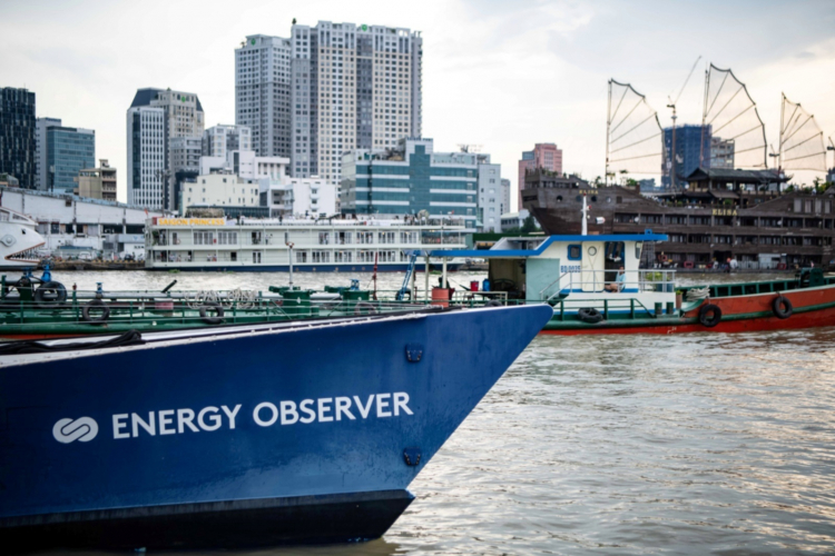 Energy Observer du hành trên sông Sài Gòn.jpg Energy Observer du hành trên sông Sài Gòn.jpg