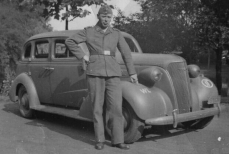 Chevrolet Sedan 4 door 1937 Staff Car da Luftwaffe.jpg