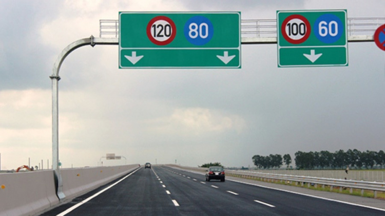 Tại sao xe chạy chậm hay bám làn trái trên cao tốc?