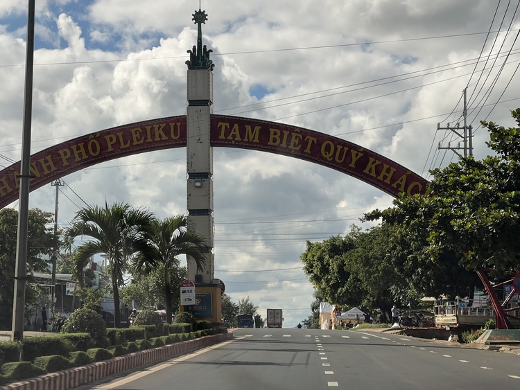 Cổng chào, nét đặc trưng vùng miền trên con đường Xuyên Việt Cổng chào, nét đặc trưng vùng miền trên con đường Xuyên Việt