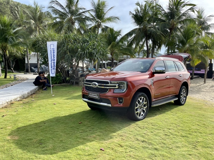 không biết Ford Everest mới có còn bị xì nhớt như mấy con bán tải không?