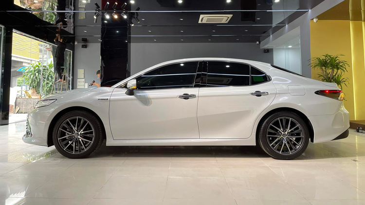 Bấm được biển số đẹp, Toyota Camry Hybrid 2022 chào bán giá hơn 3 tỷ, cao hơn cả Mẹc E