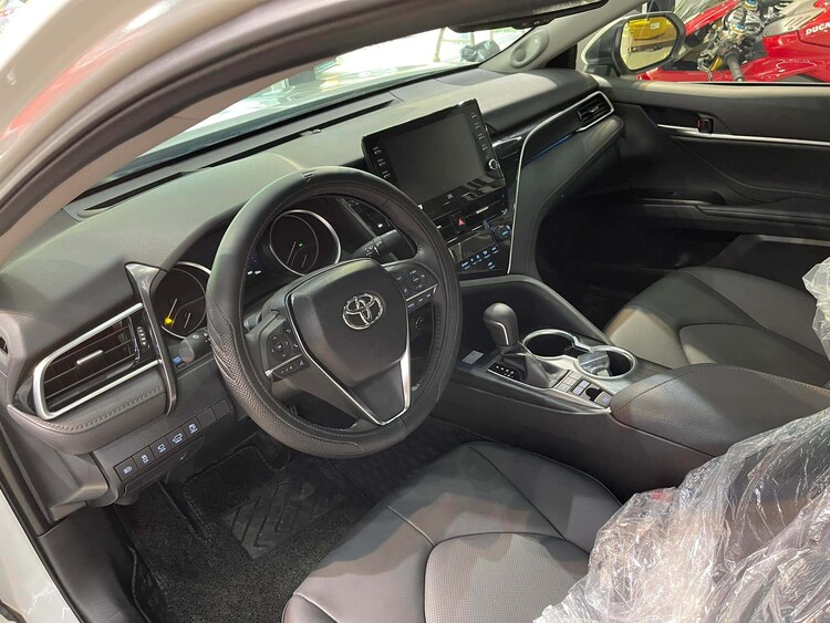 Bấm được biển số đẹp, Toyota Camry Hybrid 2022 chào bán giá hơn 3 tỷ, cao hơn cả Mẹc E