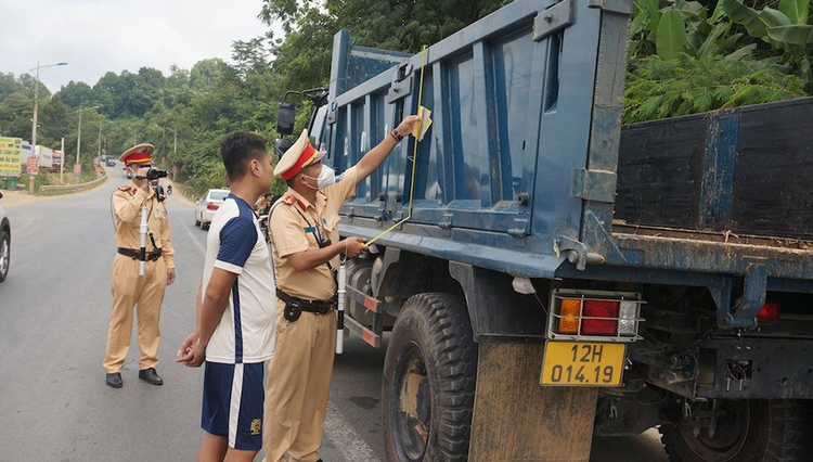 Hơn 7.100 xe quá tải bị phạt trong một tháng CSGT ra quân xử phạt