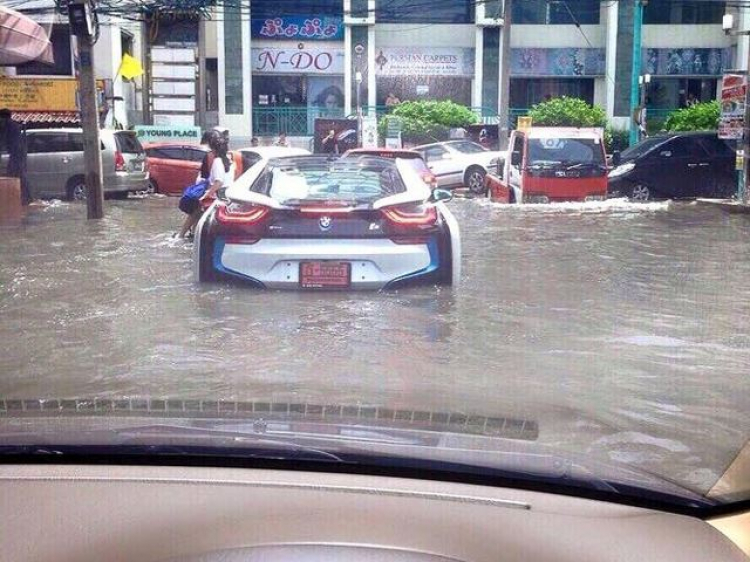 Siêu xe điện BMW i8 "bơi" giữa trung tâm Bangkok