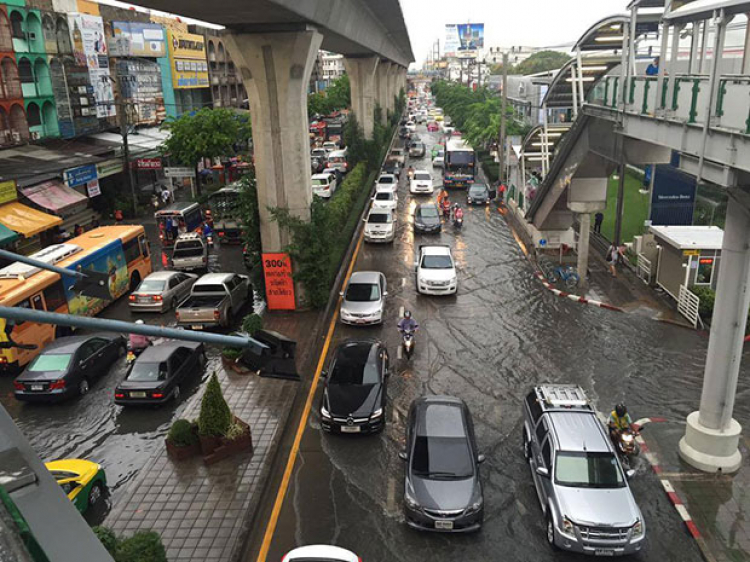 Siêu xe điện BMW i8 "bơi" giữa trung tâm Bangkok