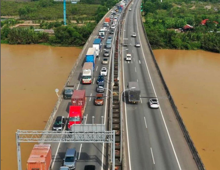 Ba cao tốc kết nối TP. HCM đều đang trong tình trạng quá tải, có thể thành "thấp tốc" bất cứ lúc nào