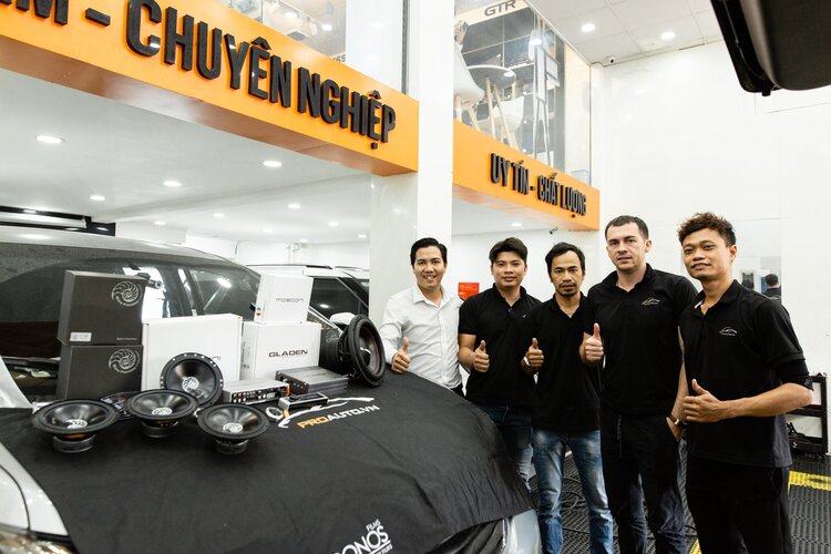 Toyota Sienna độ âm thanh xe hơi.jpg Toyota Sienna độ âm thanh xe hơi.jpg