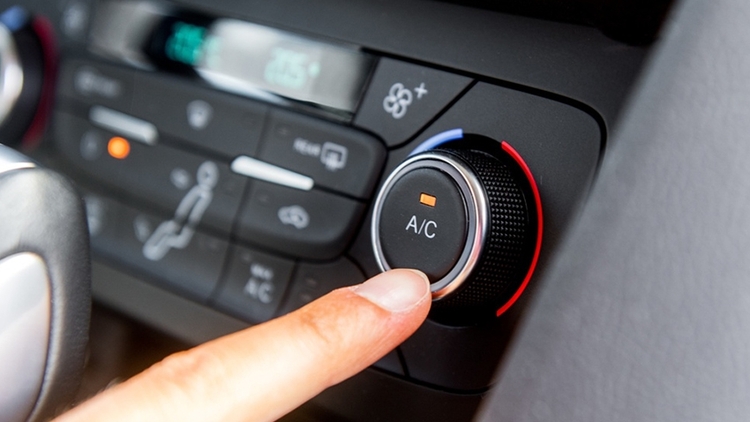 Bật AC, bật quạt, mở cửa sổ, cái nào tiết kiệm xăng hơn?