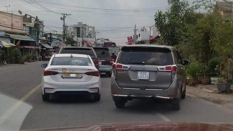 Đi phà Cát Lái mới thấy Ý Thức xếp hàng ở Việt Nam khi kẹt xe quá tệ