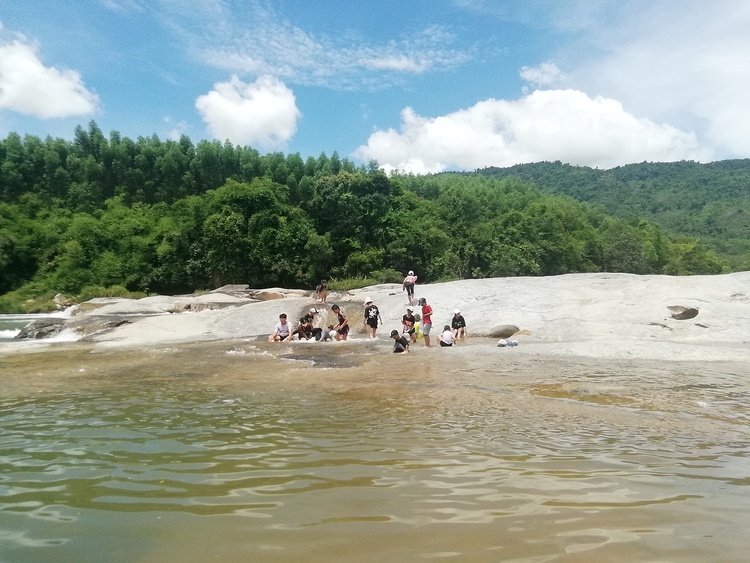 Từ biển Vũng Tầu đến với bãi Môn Phú Yên, suối đá Yăng Khánh Hòa. Từ biển Vũng Tầu đến với bãi Môn Phú Yên, suối đá Yăng Khánh Hòa.