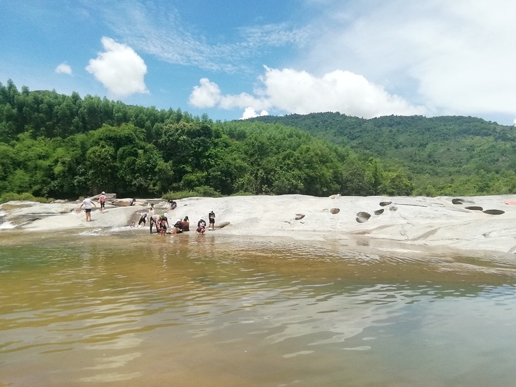 Từ biển Vũng Tầu đến với bãi Môn Phú Yên, suối đá Yăng Khánh Hòa. Từ biển Vũng Tầu đến với bãi Môn Phú Yên, suối đá Yăng Khánh Hòa.