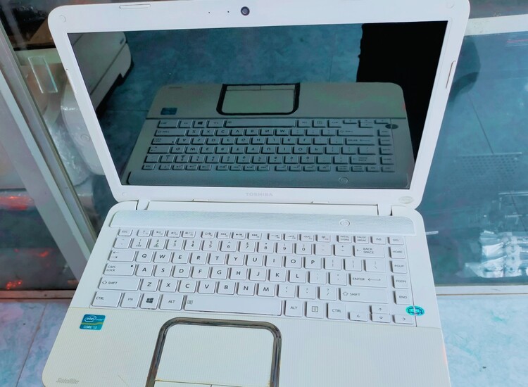Bán Laptop toshiba L840 core i3 nguyên zin chưa bung máy
