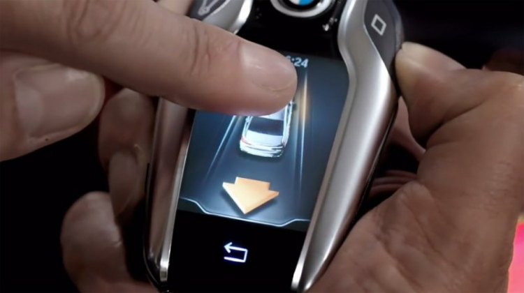 Chìa khoá "ma thuật" trên BMW 7-Series 2016 Chìa khoá "ma thuật" trên BMW 7-Series 2016