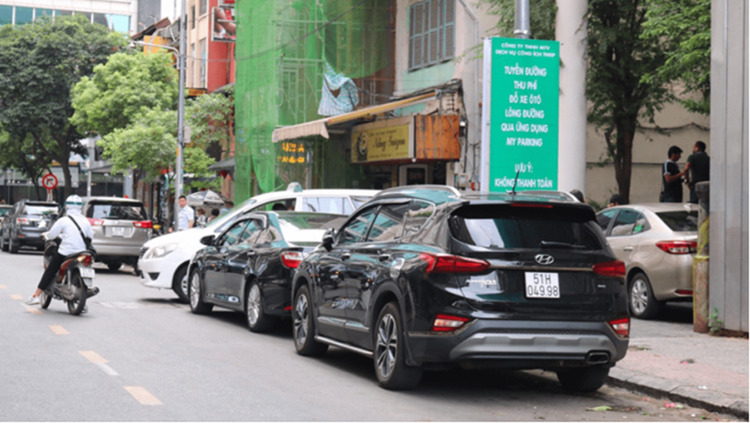 Thu phí đậu ô tô dưới lòng đường ở trung tâm: "Đầu gấu" ngang nhiên thu phí Thu phí đậu ô tô dưới lòng đường ở trung tâm: "Đầu gấu" ngang nhiên thu phí