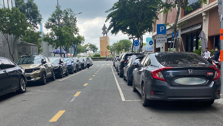 Thu phí đậu ô tô dưới lòng đường ở trung tâm: "Đầu gấu" ngang nhiên thu phí Thu phí đậu ô tô dưới lòng đường ở trung tâm: "Đầu gấu" ngang nhiên thu phí