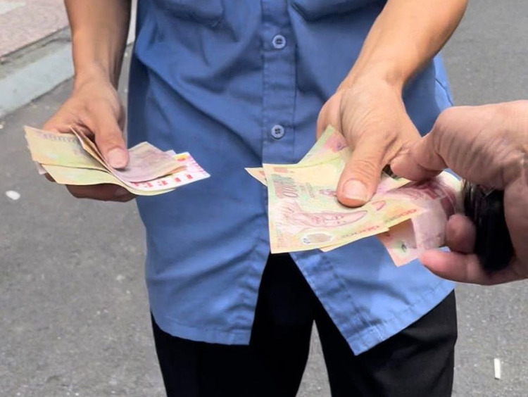 Thu phí đậu ô tô dưới lòng đường ở trung tâm: "Đầu gấu" ngang nhiên thu phí Thu phí đậu ô tô dưới lòng đường ở trung tâm: "Đầu gấu" ngang nhiên thu phí