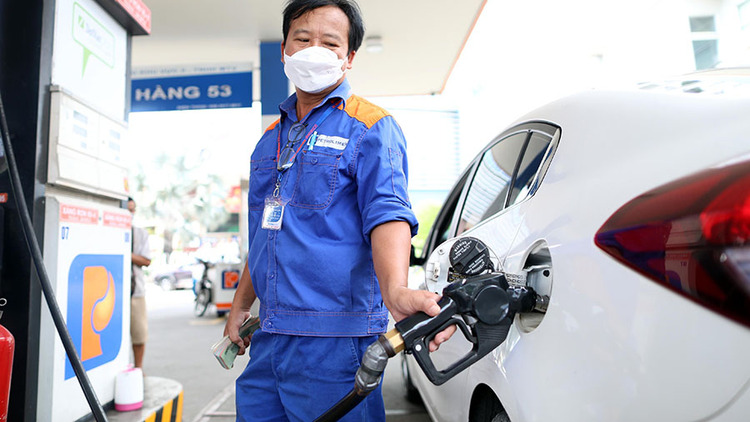 Giá xăng, dầu giảm lần thứ 5 liên tiếp, đưa giá xăng về dưới 25.000 đồng/lít