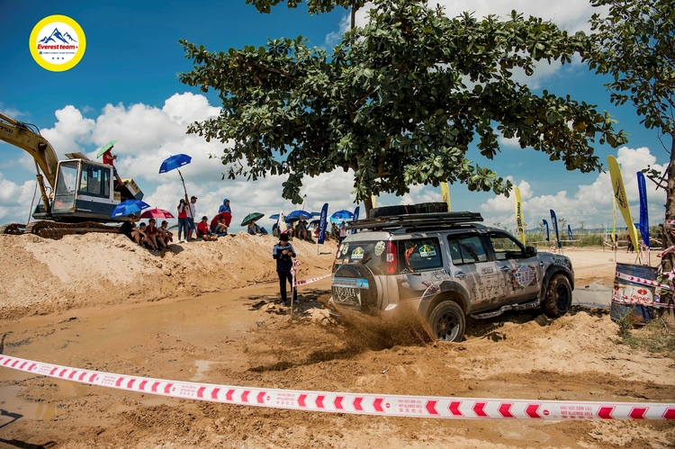 Ford Everest+ 25_7 90.jpg Ford Everest+ 25_7 90.jpg