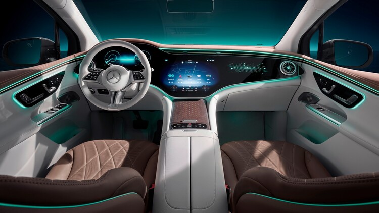Lộ khoang lái đầy màu sắc của xe điện Mercedes-Benz EQE với 3 màn hình hiện đại