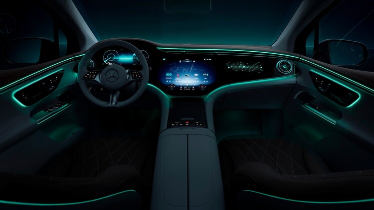 Lộ khoang lái đầy màu sắc của xe điện Mercedes-Benz EQE với 3 màn hình hiện đại