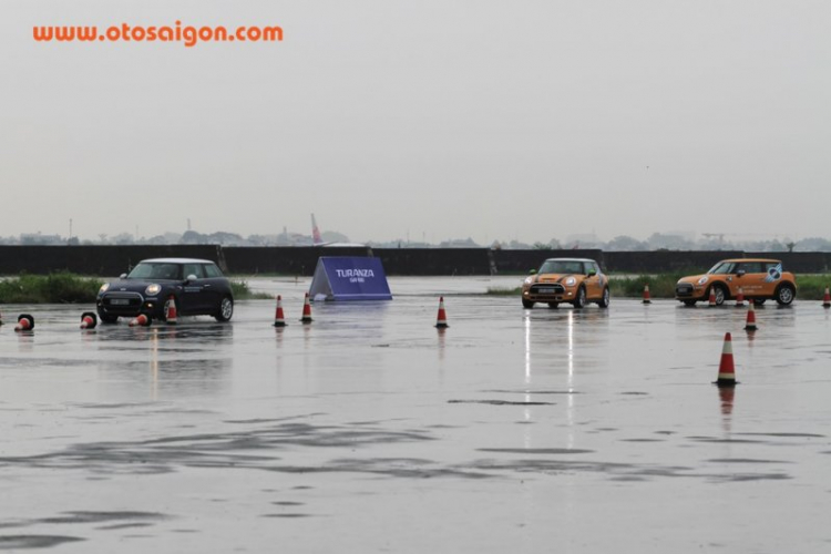 Sau vô lăng dàn xe Mini & BMW tại sân bay Tân Sơn Nhất