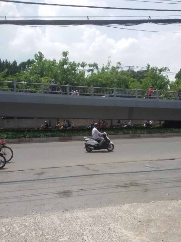Chân cầu vượt Hoàng Hoa Thám trên đg Cộng Hòa