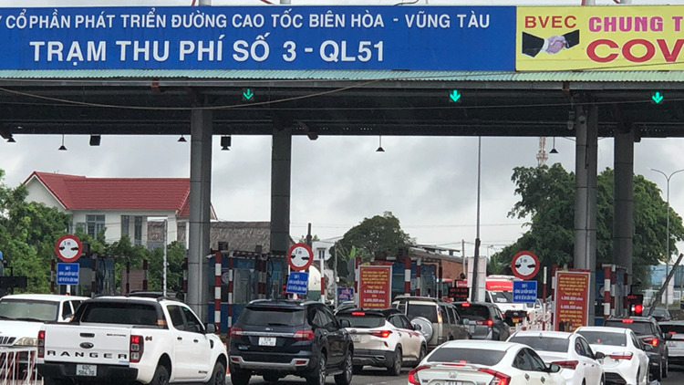 Đồng Nai: Hơn 8.700 lượt xe vượt trạm thu phí trên QL51, còn tông gãy barie