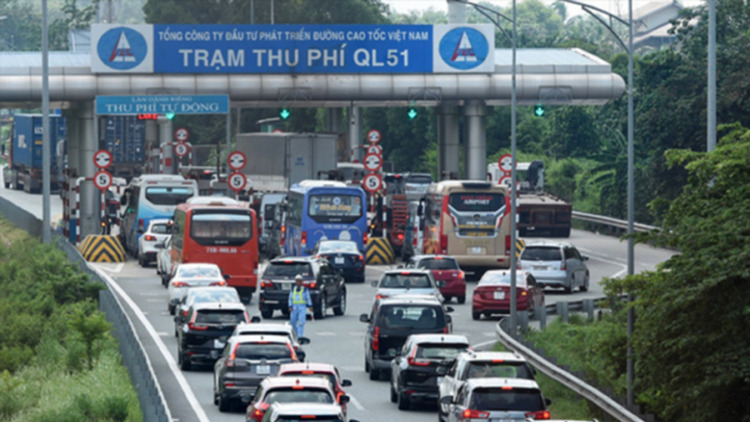 Đồng Nai: Hơn 8.700 lượt xe vượt trạm thu phí trên QL51, còn tông gãy barie
