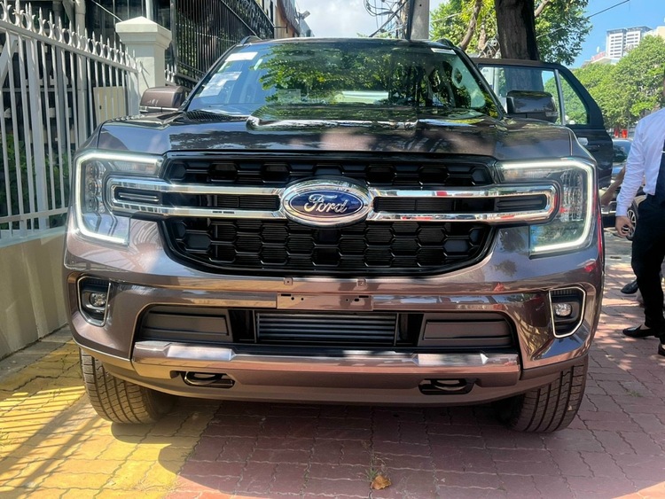 Ford Everest 2022 bản tiêu chuẩn Ambiente giá 1,1 tỷ có mặt tại đại lý: Trang bị đáng giá cho xe 1 tỷ nếu không có "lạc"