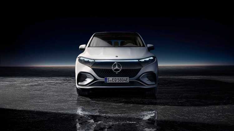 mercedes-eq.-eqs-suv.-exterior.-studio-shot.-diamond-white.-amg-line.jpg