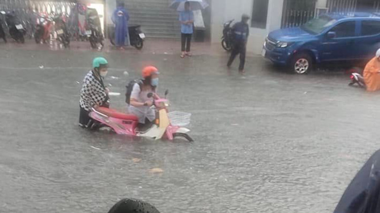 TP.HCM mưa lớn kéo dài, khắp nơi ngập nặng và kẹt xe