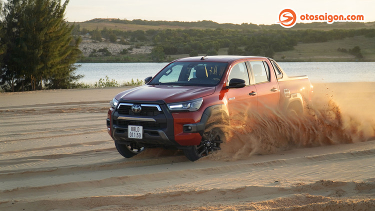 Toyota Hilux 2023 ra mắt: thiết kế giữ nguyên, nâng cấp để xe ổn định hơn, êm ái hơn Toyota Hilux 2023 ra mắt: thiết kế giữ nguyên, nâng cấp để xe ổn định hơn, êm ái hơn