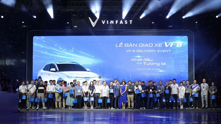 VinFast bàn giao lô xe VF8 đầu tiên cho khách hàng Việt, VF9 sẵn sàng giao xe vào cuối năm nay