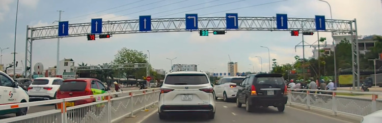 Hướng đi từ Nguyễn Văn Linh rẽ trái cầu Tân Thuận 2, biển báo và vạch kẻ đường lộn xộn Hướng đi từ Nguyễn Văn Linh rẽ trái cầu Tân Thuận 2, biển báo và vạch kẻ đường lộn xộn