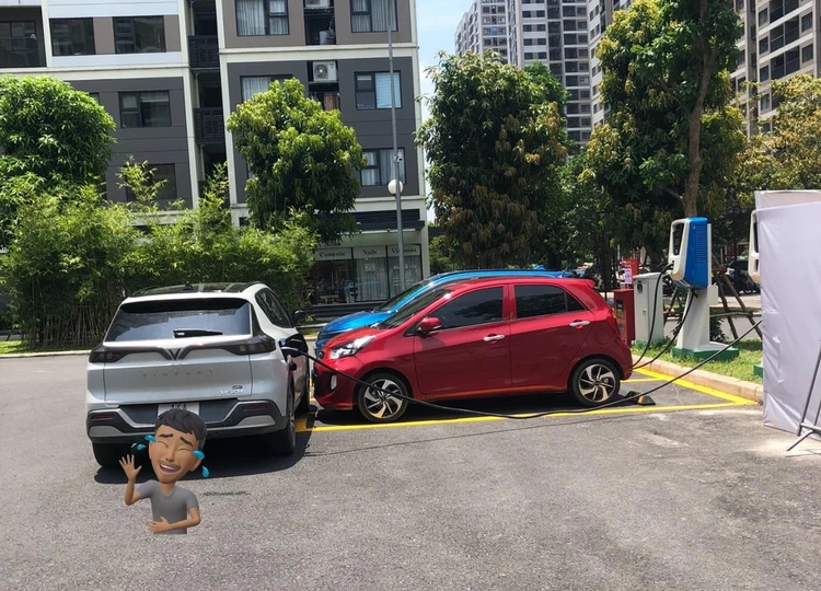 Trạm sạc xe điện VinFast và tranh cãi chuyện giành chỗ đậu của xe xăng Trạm sạc xe điện VinFast và tranh cãi chuyện giành chỗ đậu của xe xăng