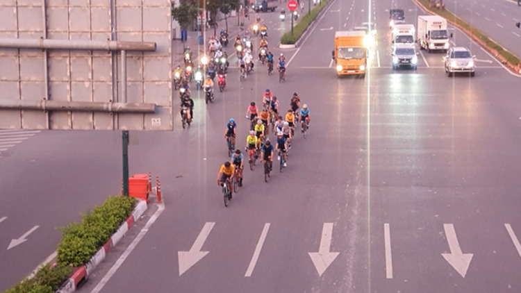 Lái xe đạp đi vào đường cấm: Đi theo đoàn rồi nghĩ mình là đoàn ưu tiên