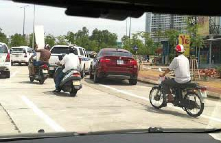 [Camera hành trình] Mô tô PKL phóng bạt mạng ngược chiều trên đại lộ Đông Tây