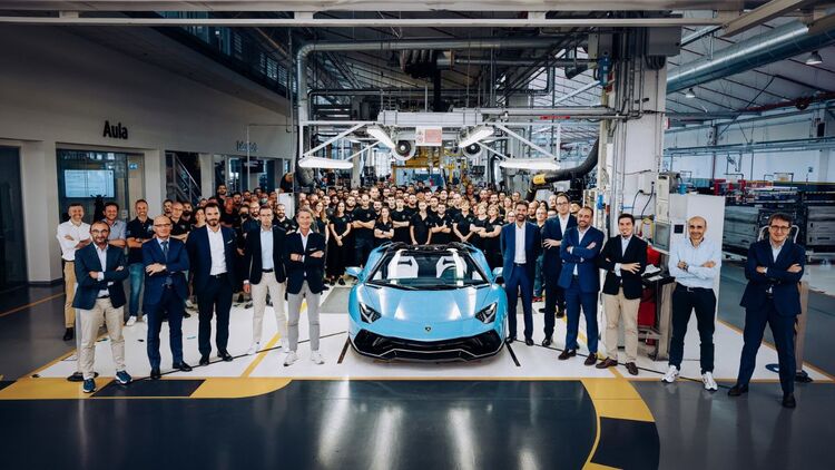 Chiếc Lamborghini Aventador cuối cùng lăn bánh khỏi nhà máy, kỷ nguyên động cơ V12 hút khí tự nhiên kết thúc