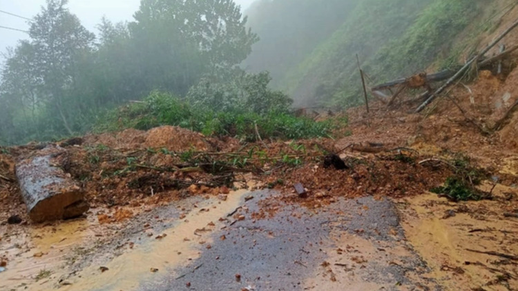 Bão Noru đi qua, cây đổ, sạt lở, ngập lụt khắp các tuyến đường các tỉnh miền Trung