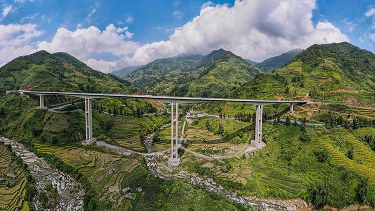 Cận cảnh cầu Móng Sến: Cây cầu cạn có trụ cao nhất Việt Nam sắp thông xe đi Sa Pa