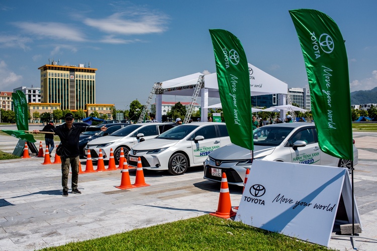 Toyota chứng minh hybrid là giải pháp cân bằng nhất cho nhu cầu sử dụng xe tại Việt Nam