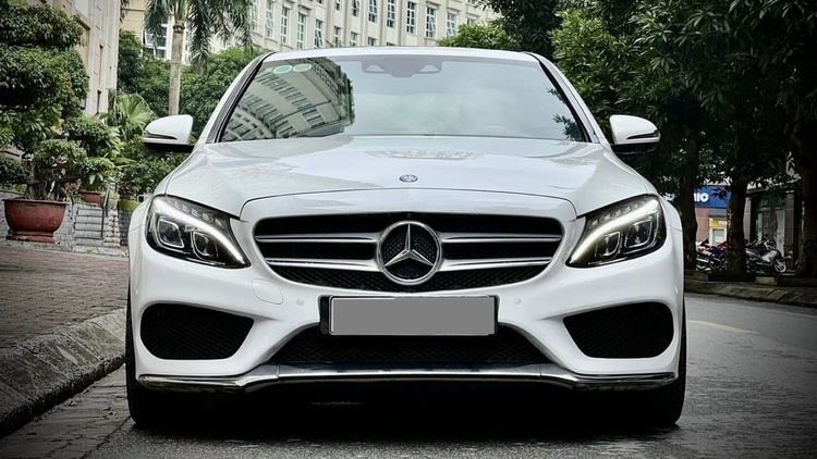 Mercedes C300 AMG 2016 độ cao xe không đều, bên phụ bị thấp hơn bên tài, có phải do phuộc hơi có vấn đề?