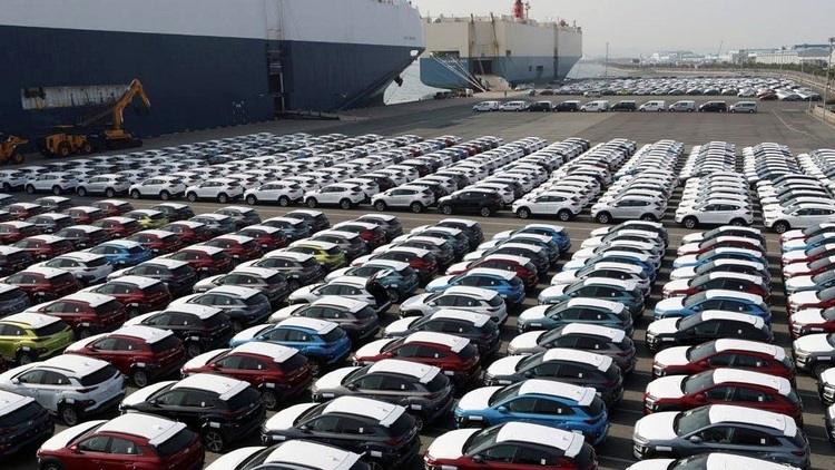 422202-covid-19-des-milliers-de-vehicules-hyundai-attendent-aux-ports-americains.jpg