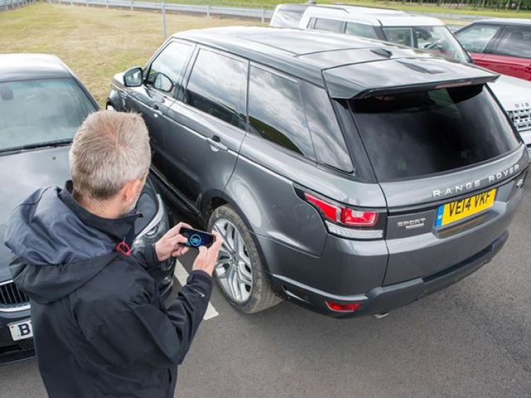 [Video] Điều khiển từ xa xe Range Rover bằng iPhone