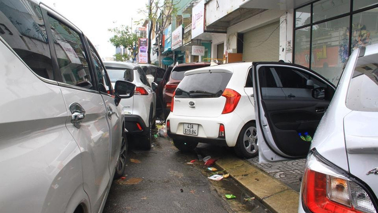 Sau trận mưa lụt lịch sử, sáng 15/10 ô tô nằm la liệt trên đường phố Đà Nẵng