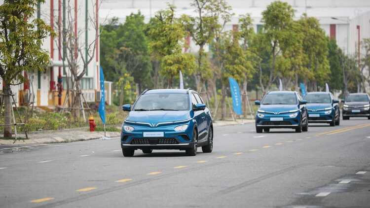 vietnam-s-first-commercial-electric-cars-roll-on-the-road.jpg