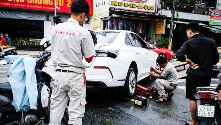 Sau lũ ô tô ngập nước hư hỏng đầy đường, bảo hiểm sẽ trả chi phí sửa chữa ra sao?
