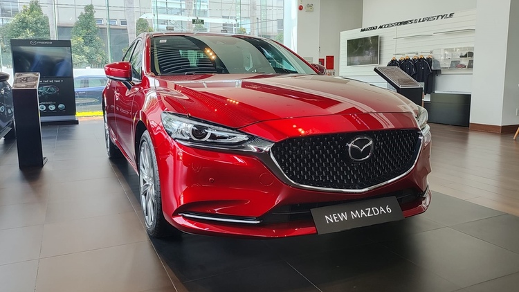 Kém sức hút, Mazda6 khuyến mãi lên đến 110 triệu đồng trong tháng 10