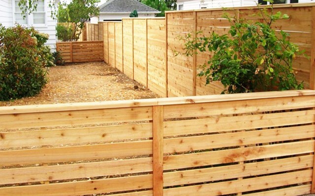 So sánh hàng rào gỗ nhựa, hàng rào gỗ và hàng rào vinyl